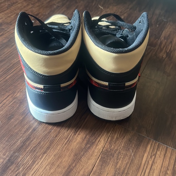 Jordan 1 Mid Size 10 - Good condition Normal wear - Picture 4 of 4